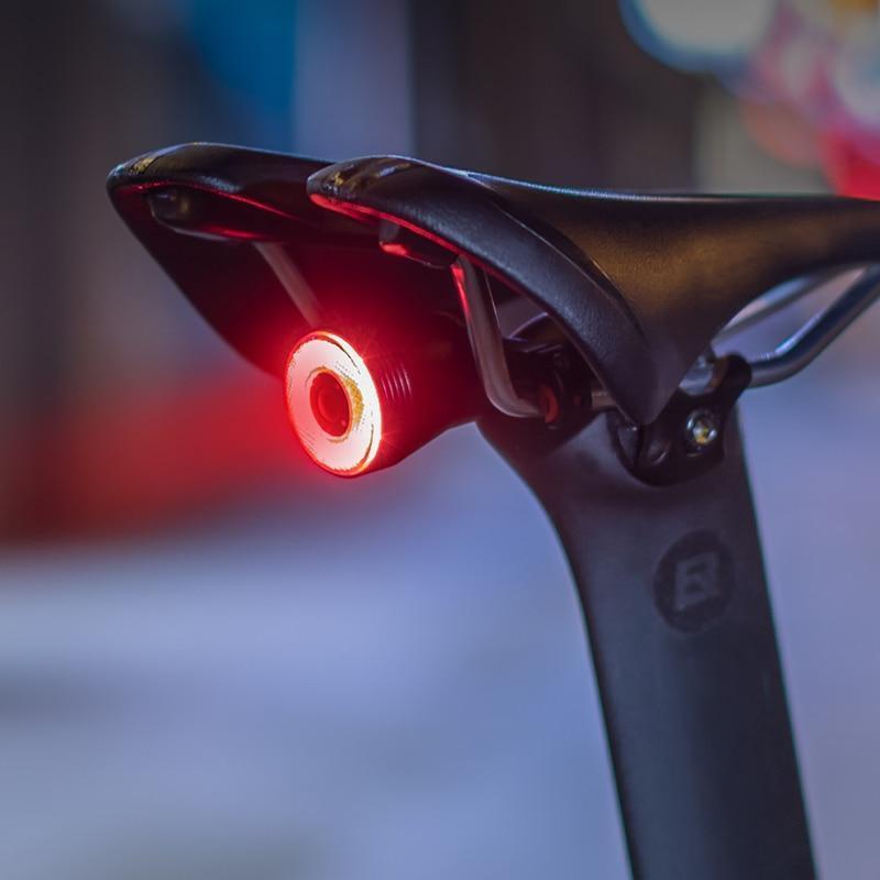 Hátsó LED kerékpáros lámpa intelligens fékérzékelővel — Ideális városi és sportos utakhoz