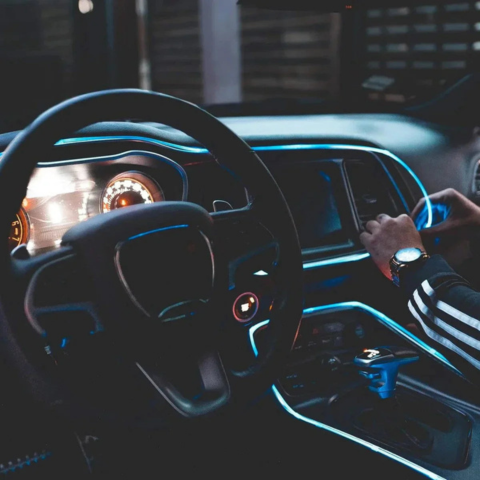 Auto svetelné pásy – RGB atmosféra v interiéri