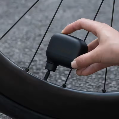 Mini Ilmakompressori – Nopea ja Tarkka Ilmatäyttö 